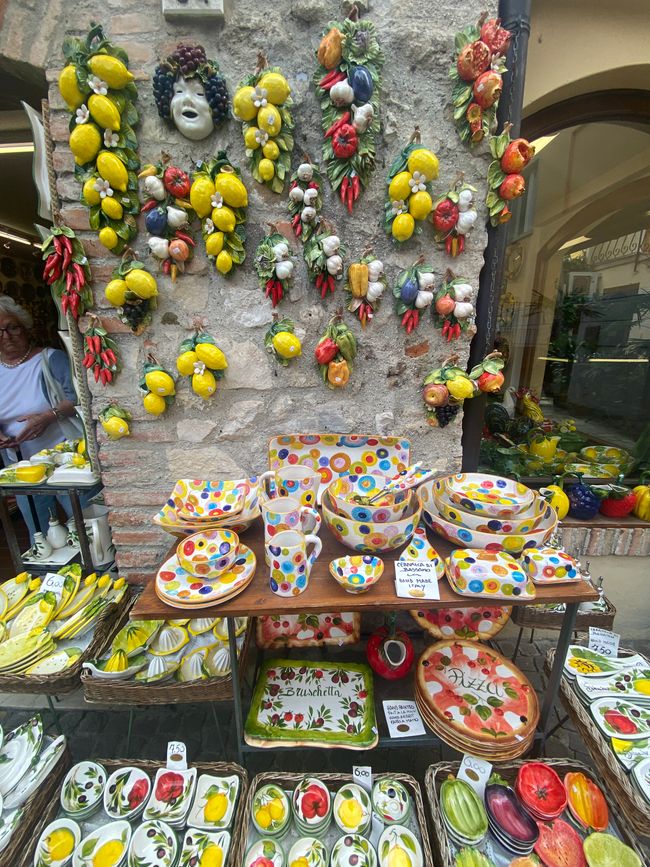 ….reiclich Souvenierlädchen…