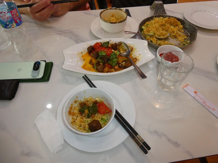 Carne de res salteada con arroz frito