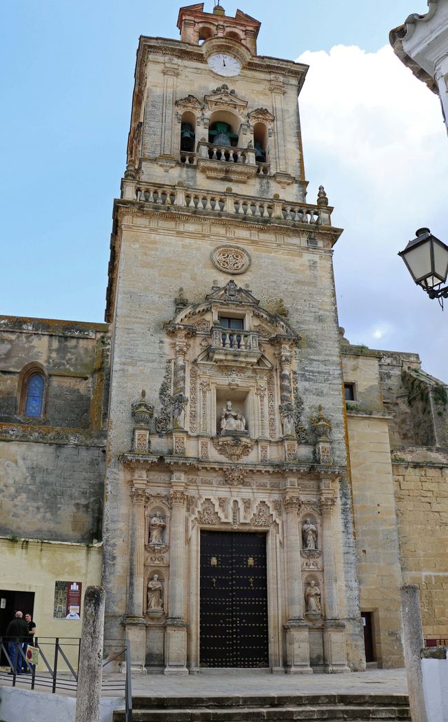 Der Turm der Iglesia San Pedro.