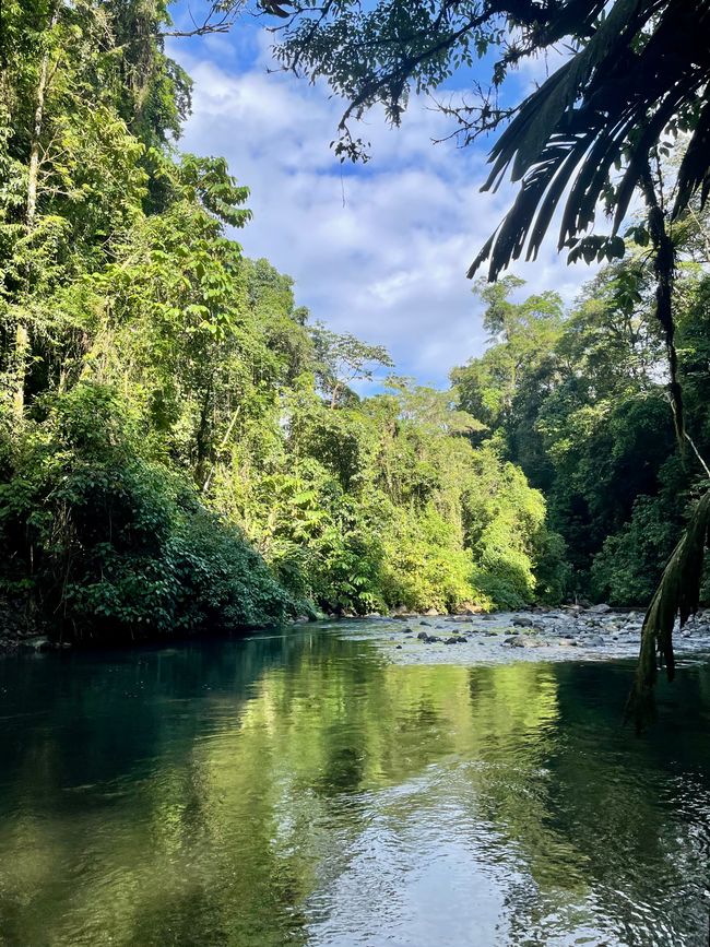 und am Fluss entlang