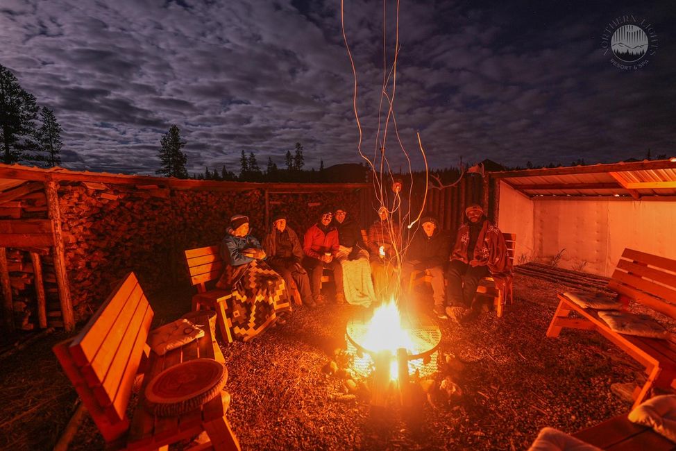 Gruppenbild am Lagerfeuer