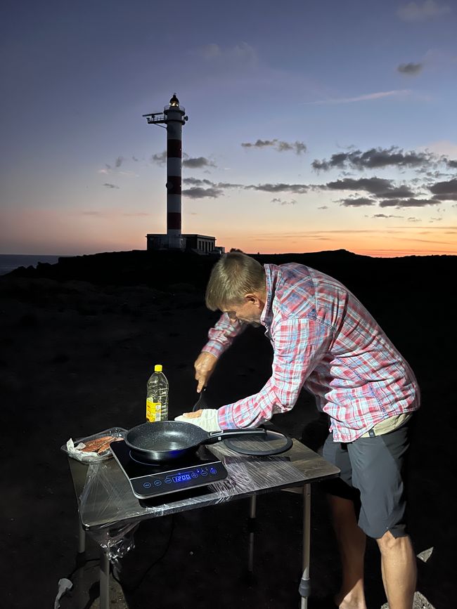 In the evening, outdoor cooking (fish!) in El Poris in front of the lighthouse