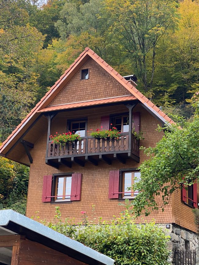 Im Ort gab es immer wieder schöne Häuser