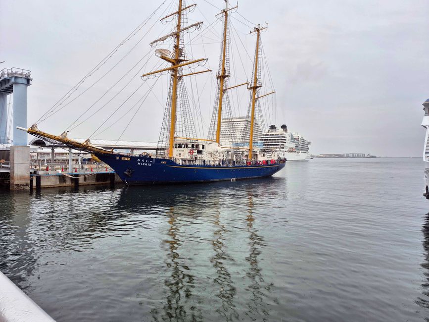 Segelschiff neben unserem Schiff