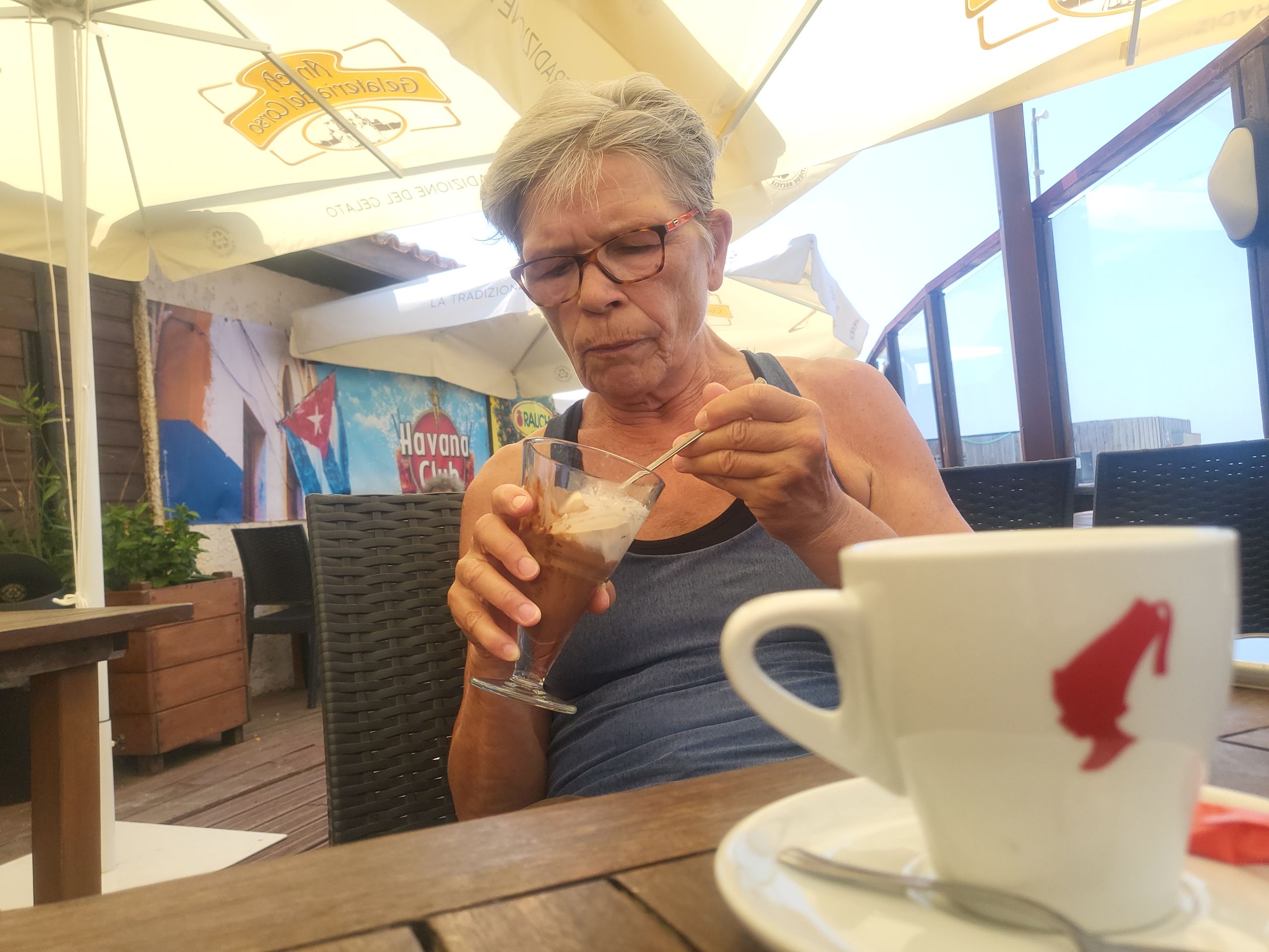 ...on trouve des glaces et du café dans un joli bar en guise de récompense