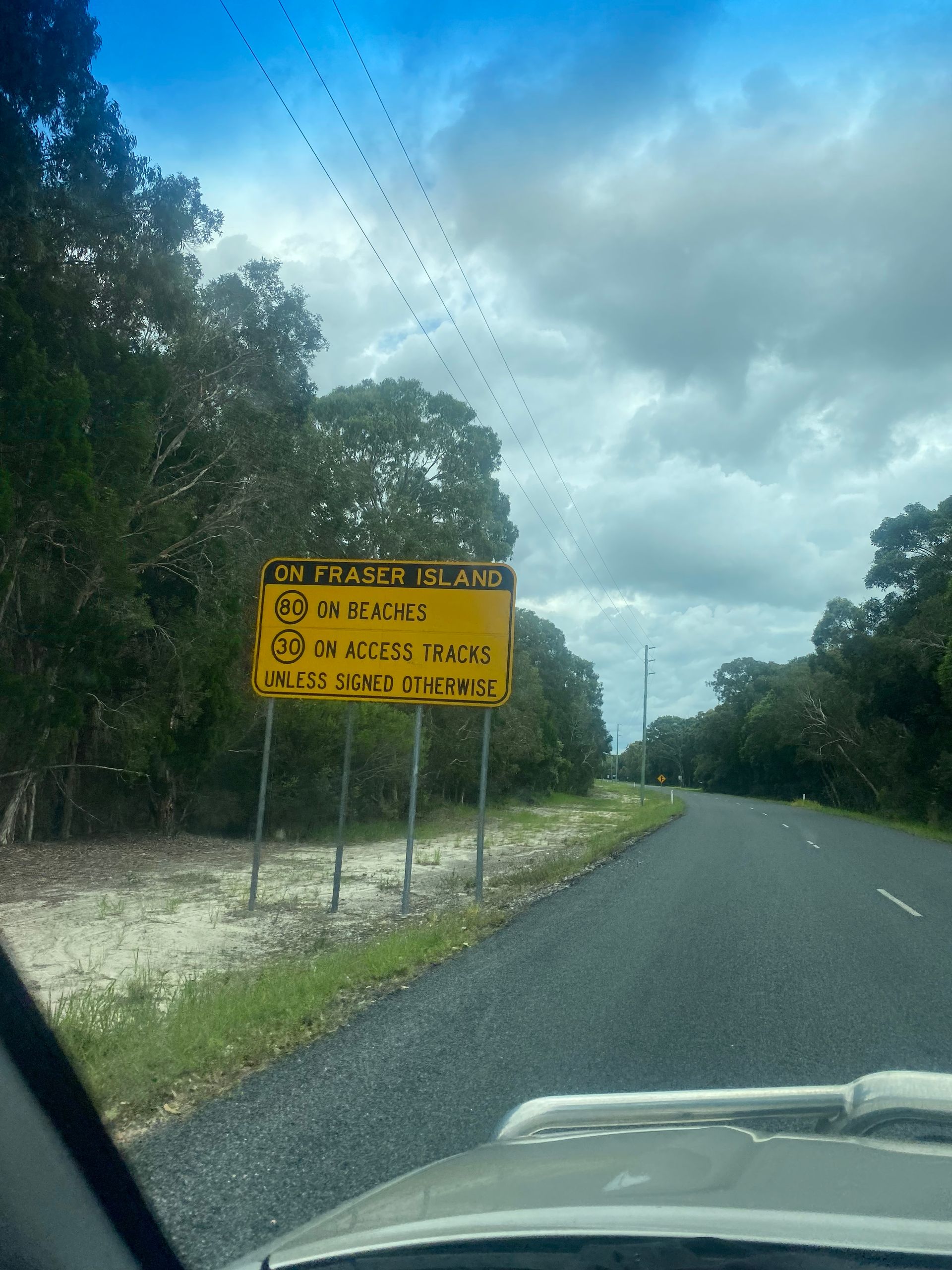 Straßenschild vor Fraser Island 