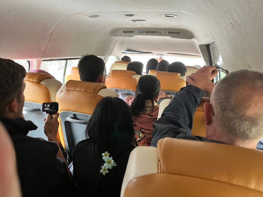 Im Minibus eingepfercht