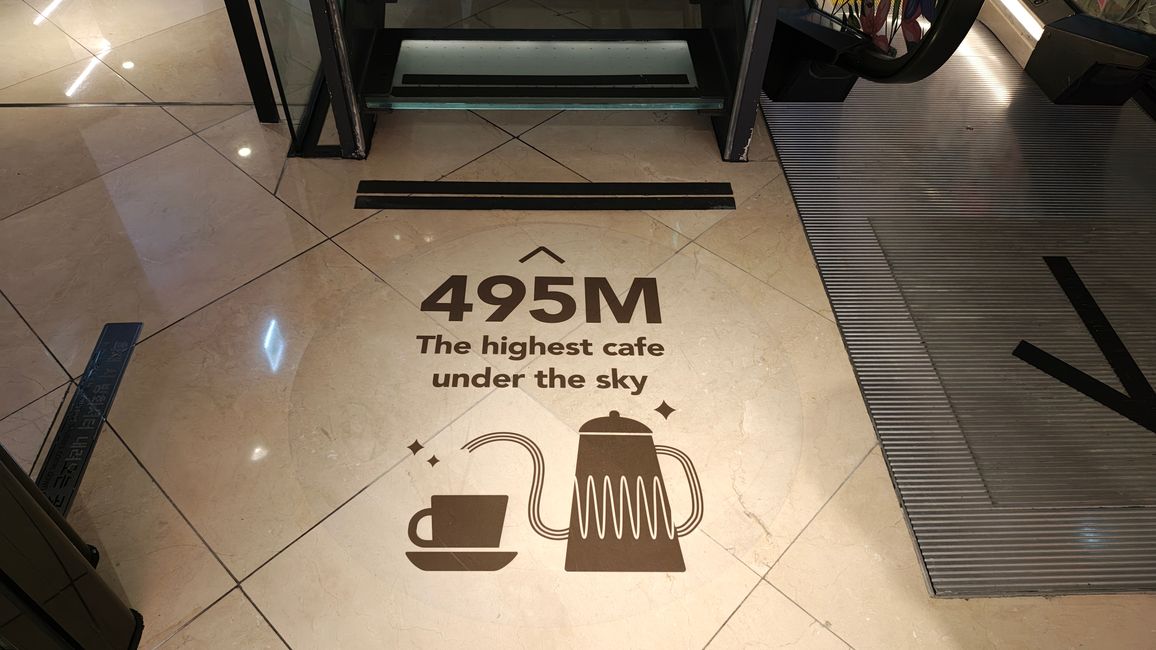 Wir sitzen im Cafe, welches sich 495 m über dem Erdboden befindet