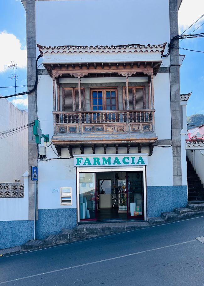 Die Farmacia von Teror - die Stadt liegt steil an den Berghängen - Achtung beim Verlassen der Farmacia