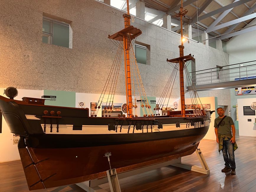 Lluvia = visita al museo - el museo marítimo con un modelo del HMS Beagle, con el que Charles Darwin realizó sus viajes de descubrimiento