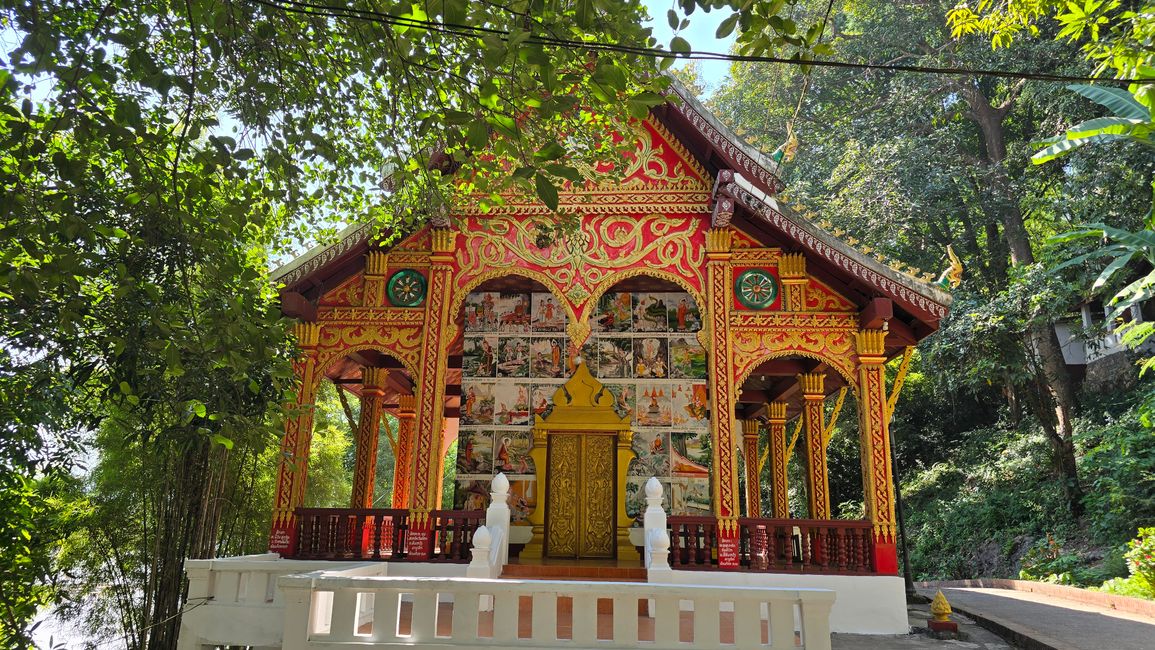 Une journée au bord de la rivière et les petits temples de l'autre côté de la rivière