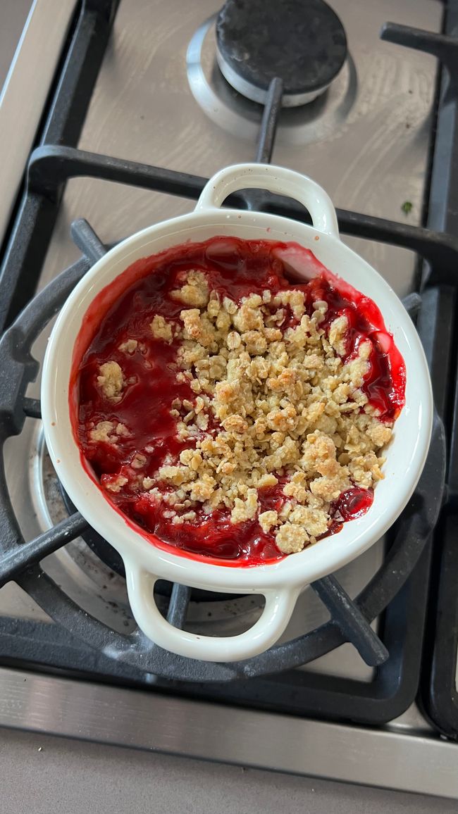 Crumble de ciruelas con ciruelas del jardín