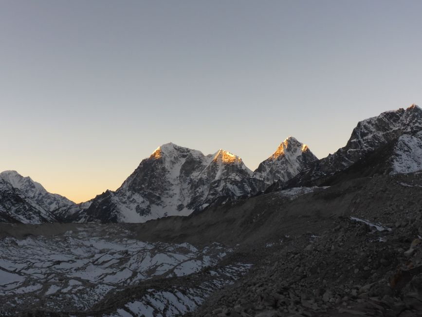 Taboche 6495m, bekommt die erste Sonne