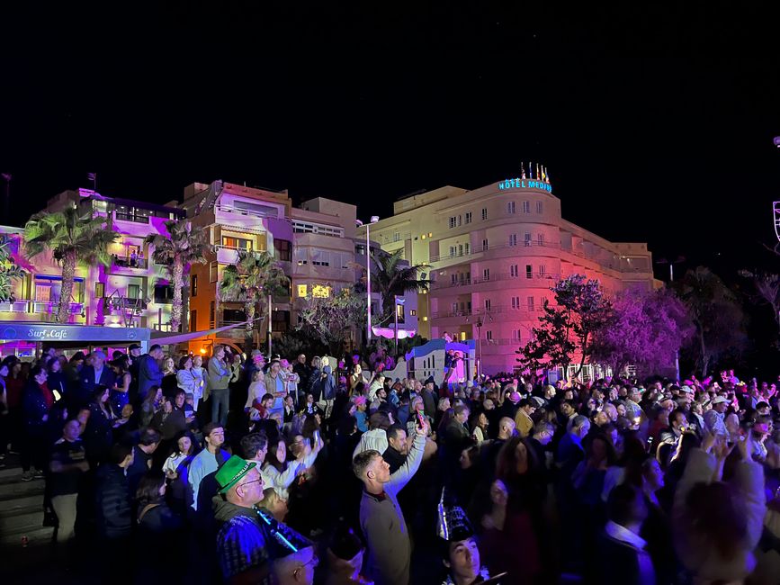 In the evening, there is a nice New Year’s Eve party - of course entirely outdoors!