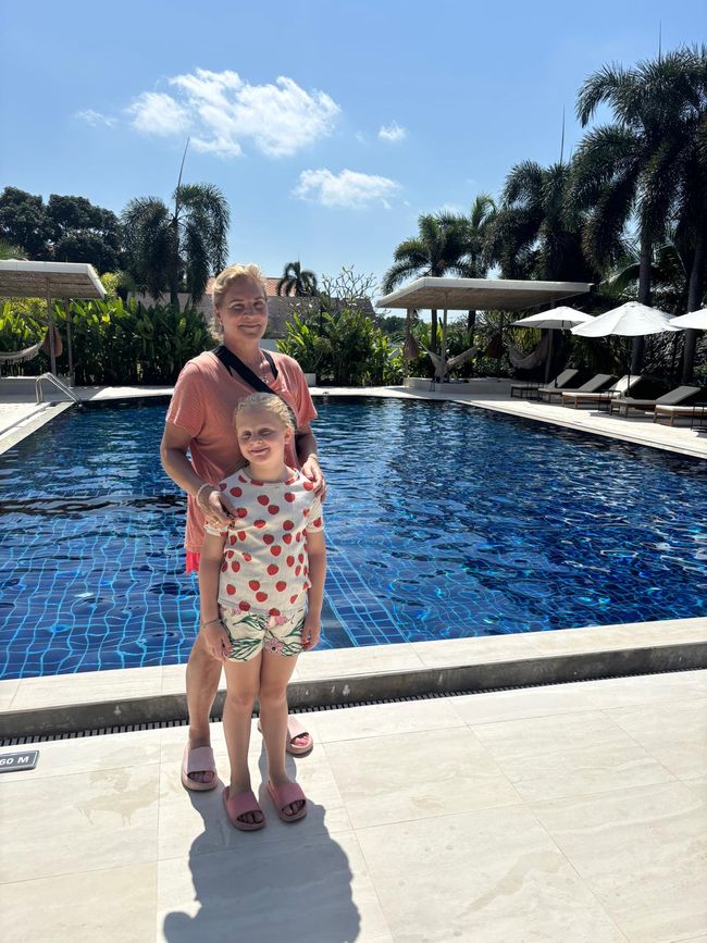 Pools und Strandliegen