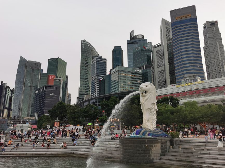Merlion vor der Wolkenkratzersilhouette