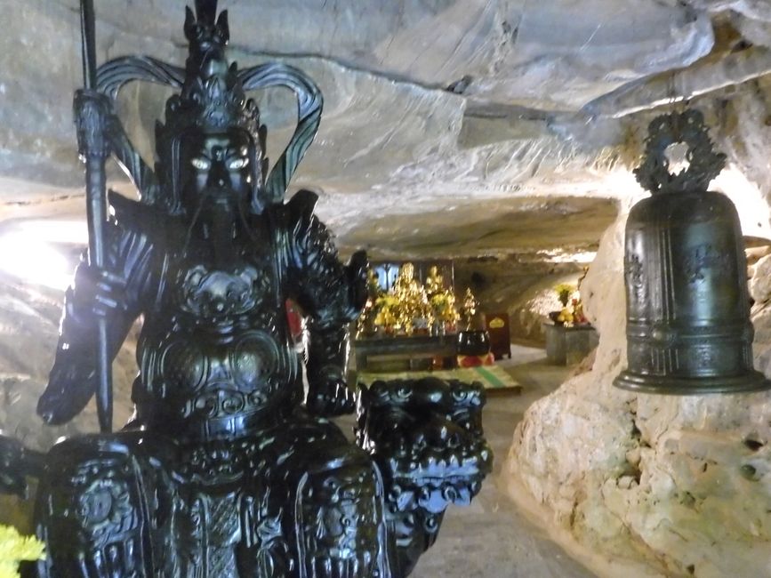 L'ancien temple dans la grotte
