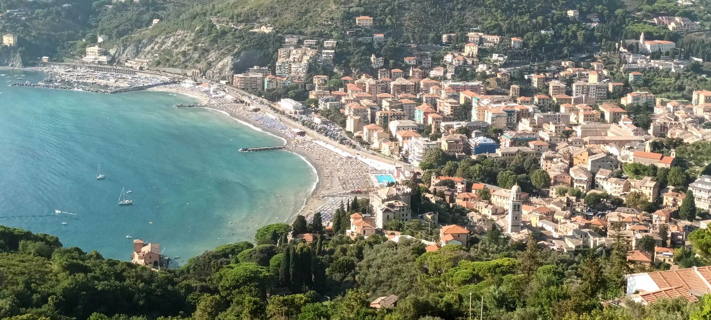 A través del túnel hacia el pueblo de Manarola