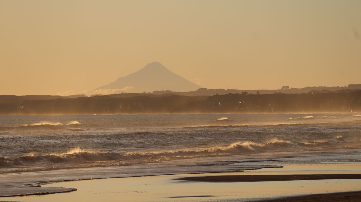 Sonnenuntergang am Castlecliff Beach in Whanganui - mit Blick auf den Taranaki