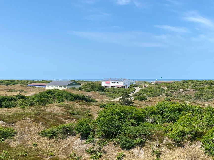 und hat einen schönen Ausblick Richtung Meer