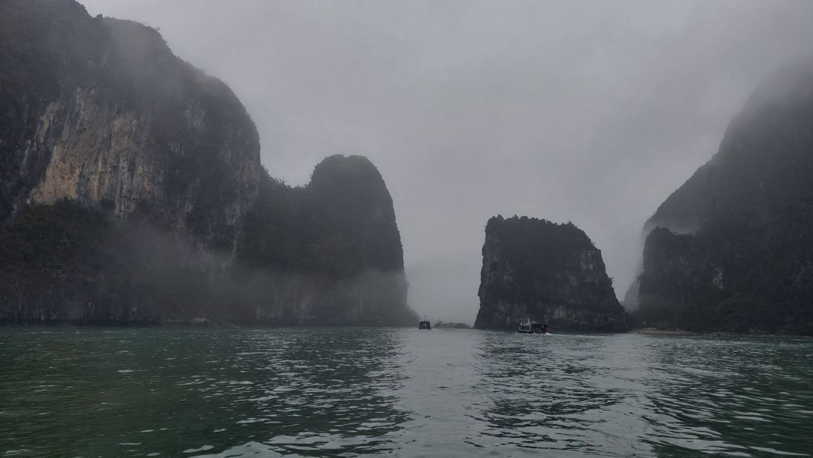 Halong Bucht im Nebel