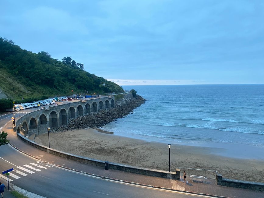 The parking spot for motorhomes in Getaria - prime location by the beach, loud during the day, quiet at night