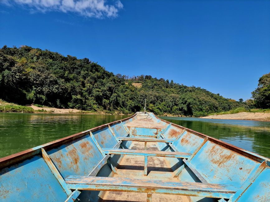 Boot zum Wasserfall Tat Sae