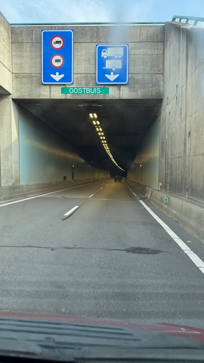 👉 Maximale Tiefe unter dem Meeresspiegel: Du fährst mit dem Auto etwa 60 Meter unter dem Meeresspiegel.