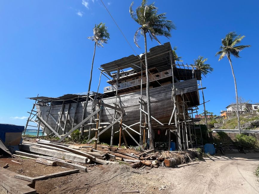 Schiffbau am Strand von Panrang Luhu