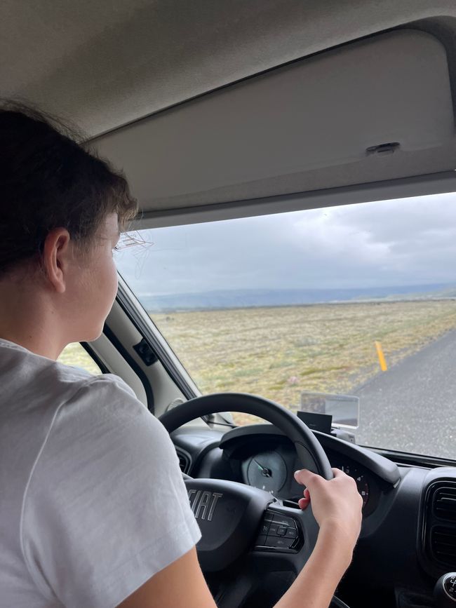 Leonie am Autofahren ( ;
