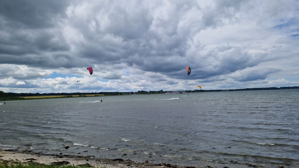 Kitesurfing is a lot of fun in this wind - if you can do it...