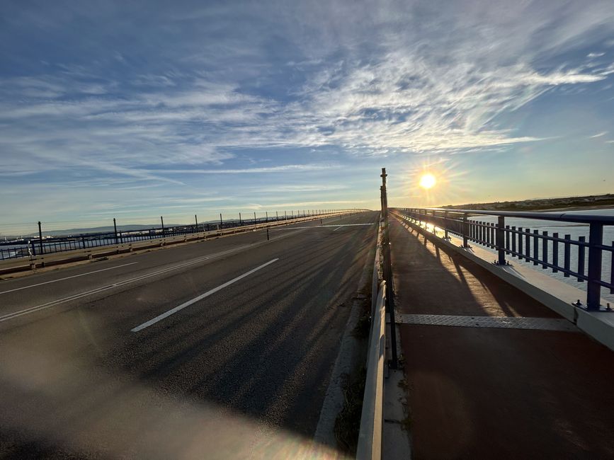 Die Brück über die Lagune. Rechts der Radweg