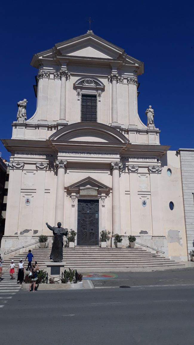 Das letzte Bild auf meiner Reise auf den Spuren des Franziskus, die Basilika in Civitavecchia, dem Heiligen geweiht.