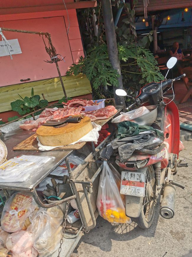 Am Morgen. Frisches Fleisch vom Moped ...