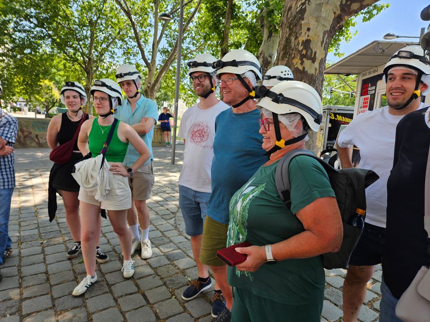Alle mit Helm