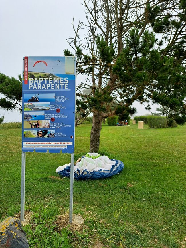 Parapentes dans le brouillard