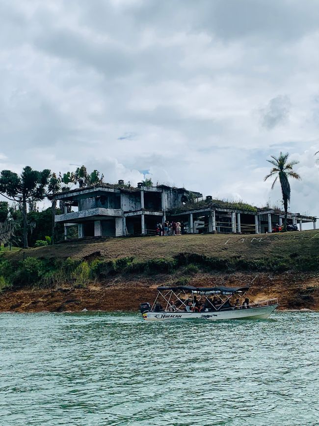 Questa casa del più famoso signore della droga è stata attaccata.