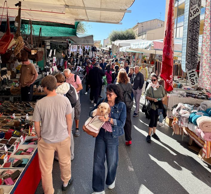 Die Gassen durch die Reihe der Stände sind voller Menschen.