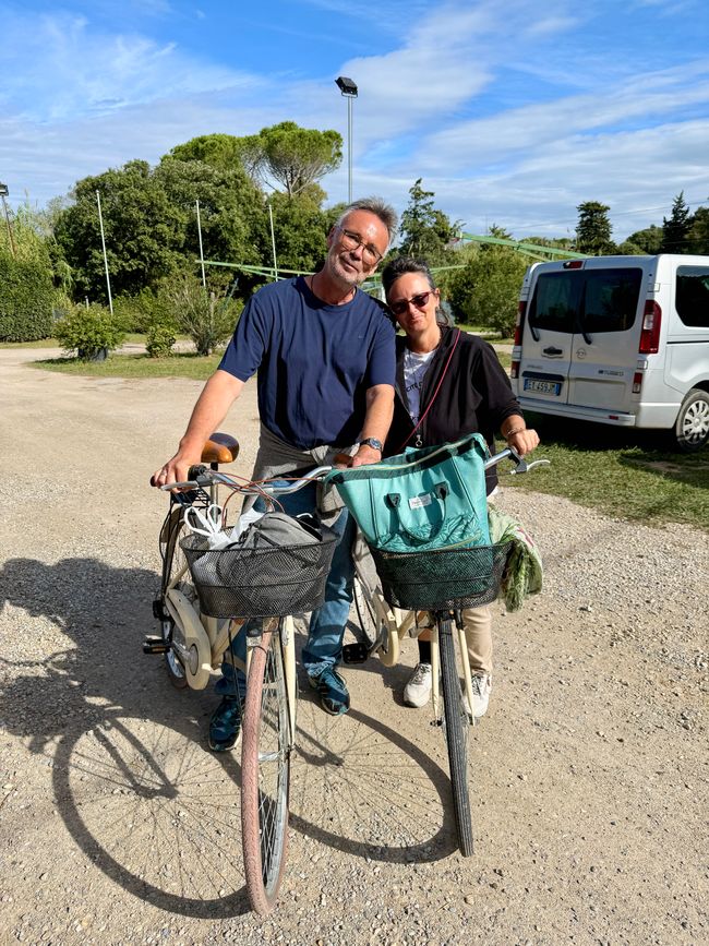 Für den Marktbesuch in Orbetello haben wir uns bei unserem Stellplatz-Chef Fahrräder ausgeliehen. Auf der Rückfahrt verlor mein Vorderrad die Luft und wir mussten schieben ...