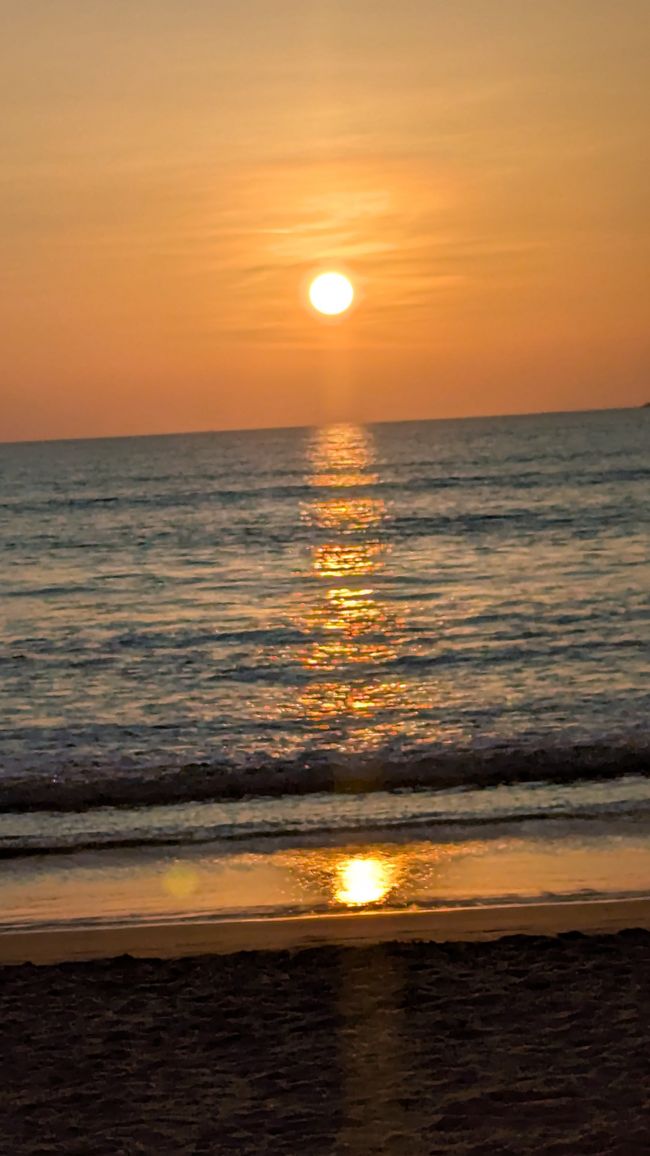 Pools und Strandliegen