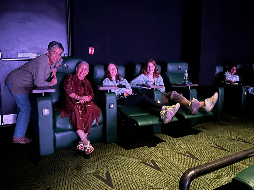 Liegestühle im Kino (wunderbar)