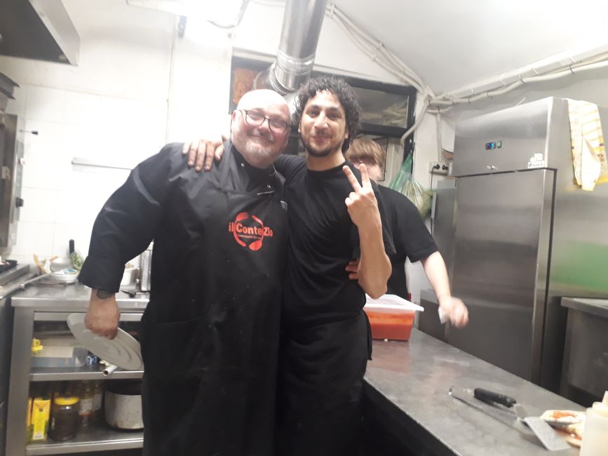 Eine lustige Truppe in der Küche. Eine viertel Stunde bevor dieses Bild entstand, flog die Neonleuchte von der Decke.