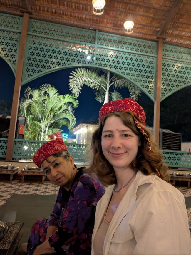 Yashoda und ich beim Rajasthan-Abendessen