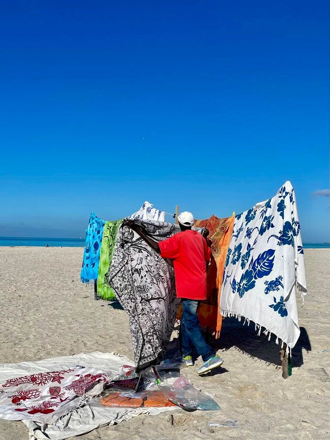 Händler mit ihren bunten Tüchern dürfedn nicht fehlen.