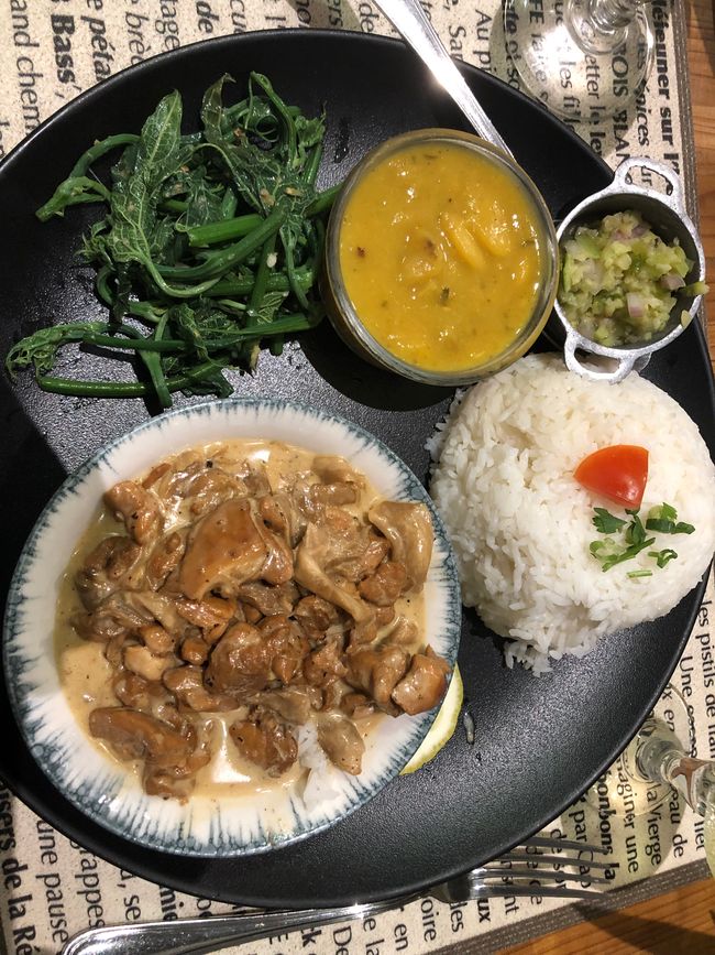 il y avait du fricassé de poulet créole