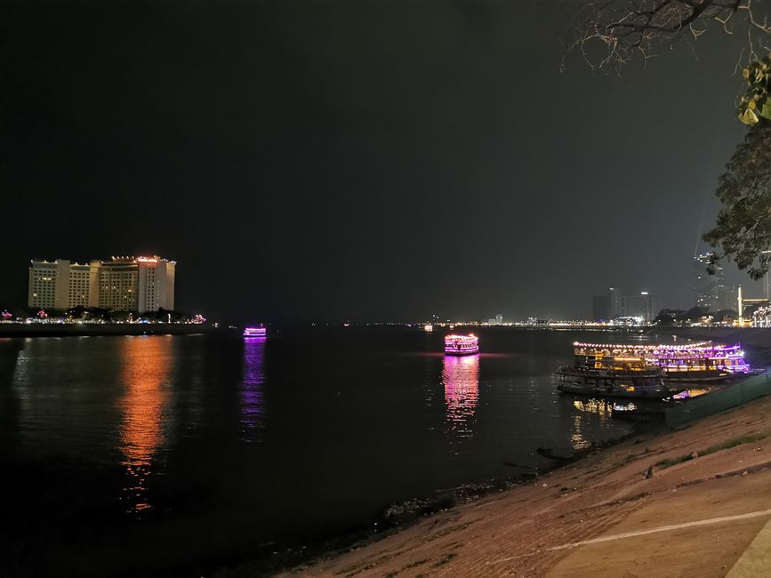 .. again some strolling along the riverside promenade ...