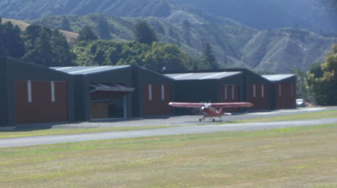 Passant devant l'aéroport de Picton