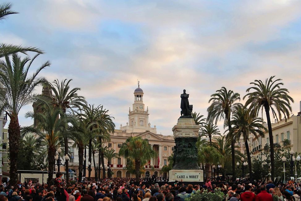 Die abendliche Prozession der Semana Santa vor dem Rathaus.