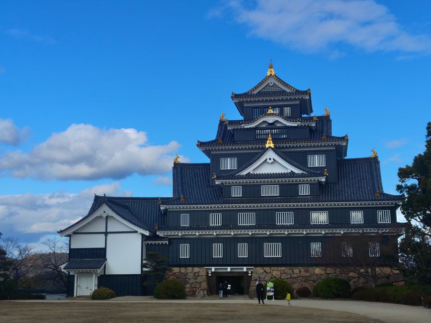 Burg Okayama, aufgrund ihrer Farbe auch "Krähenburg" genannt