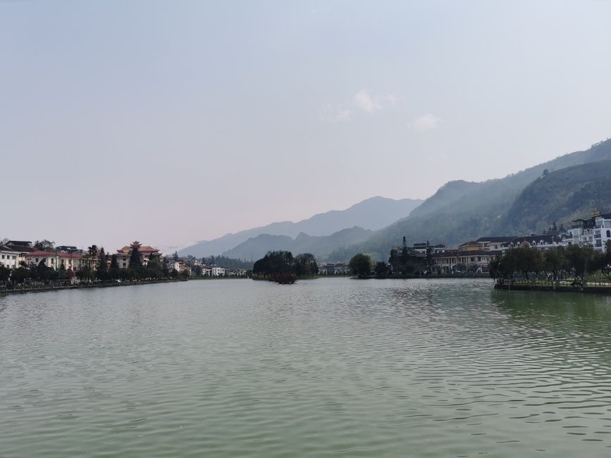 ... die Tour startete - wie schon tags davor ... mit Blick vor meiner Unterkunft auf den See ... sieht klar aus heute ...